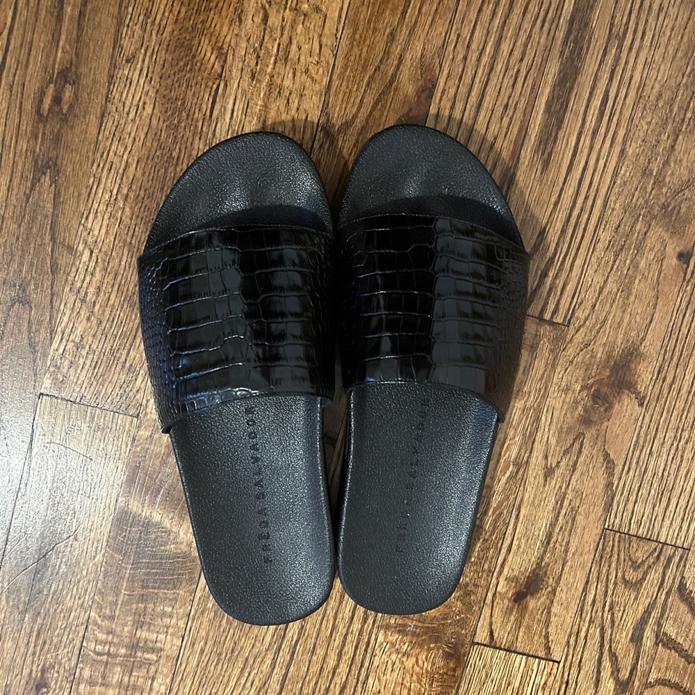 Freda Salvador black slides size 10
